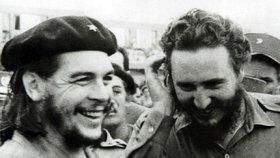 Fidel Castro a jeho přítel-revolucionář Che Guevara v Havaně v říjnu 1959