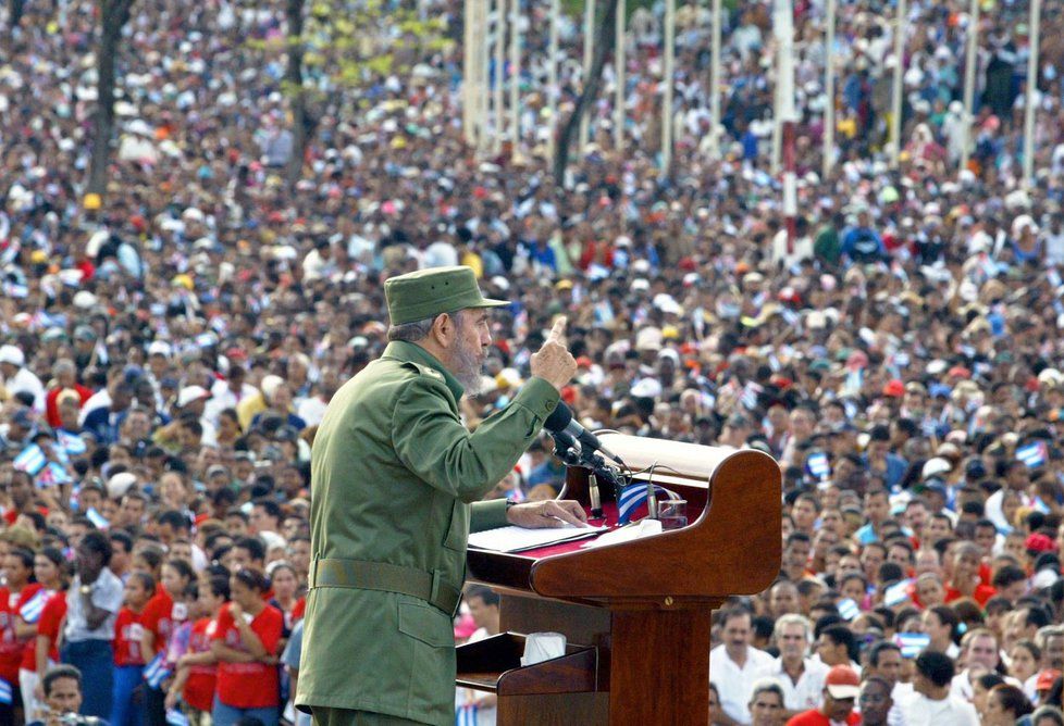 Fidel Castro v Santiago de Cuba v roce 2002