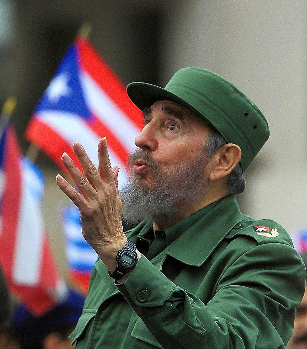 Fidel Castro gestikuluje během projevu v roce 2001.