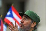 Fidel Castro gestikuluje během projevu v roce 2001.