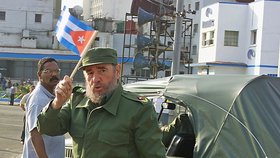 Fidel Castro s kubánskou vlajkou v roce 2000