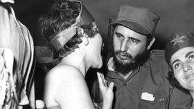 Fidel Castro v Havaně s neznámou ženou v roce 1959
