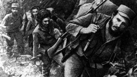 Fidel Castro s guerillou v pohoří Sierra Madre v roce 1958. Žena za ním je Celia Sánchez Manduley, považovaná za jeho přítelkyni a milenku.
