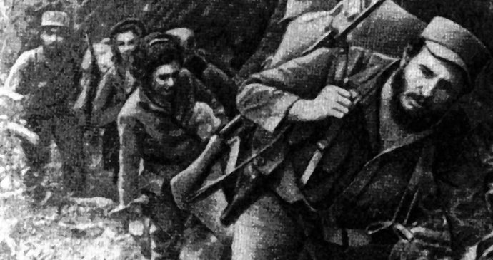 Fidel Castro s guerillou v pohoří Sierra Madre v roce 1958. Žena za ním je Celia Sánchez Manduley, považovaná za jeho přítelkyni a milenku.