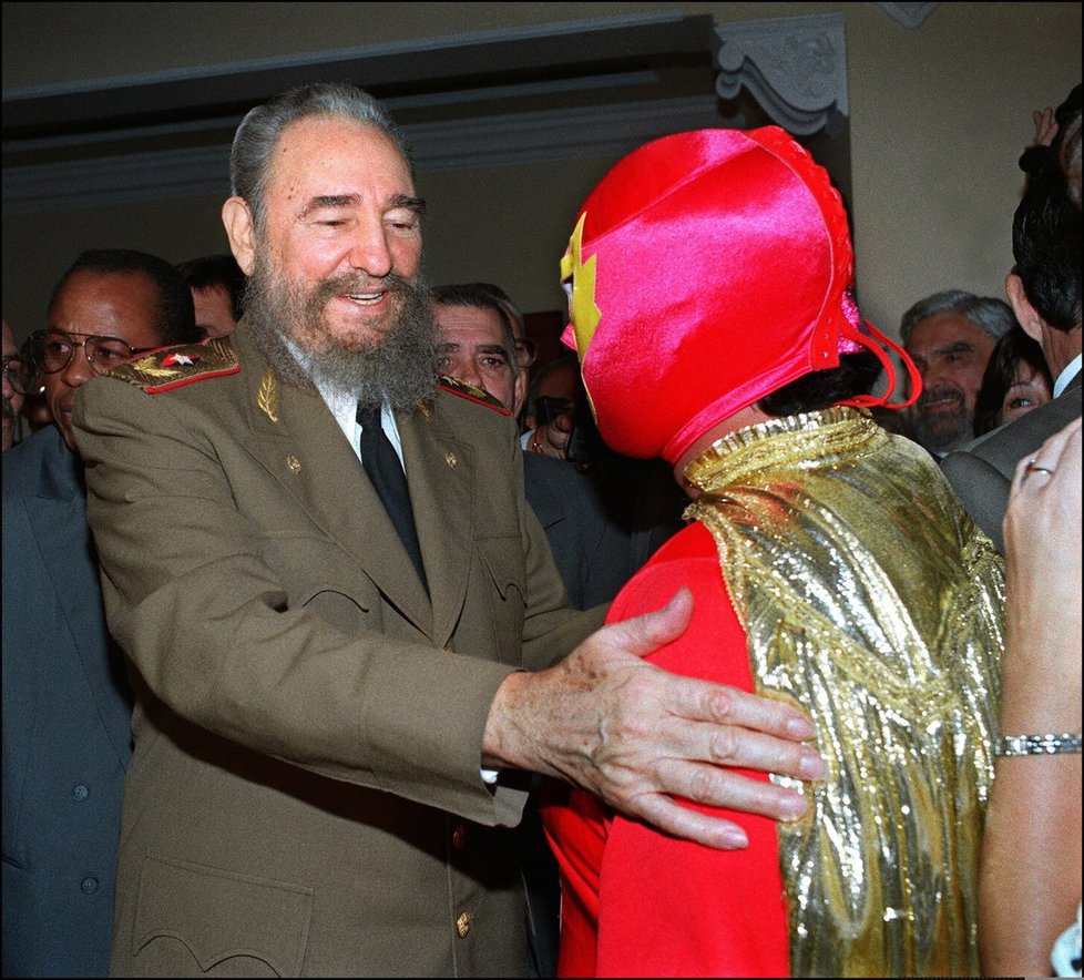 Fidel Castro s mexickým wrestlerem Superbarrio Gomezem v prosinci 1994