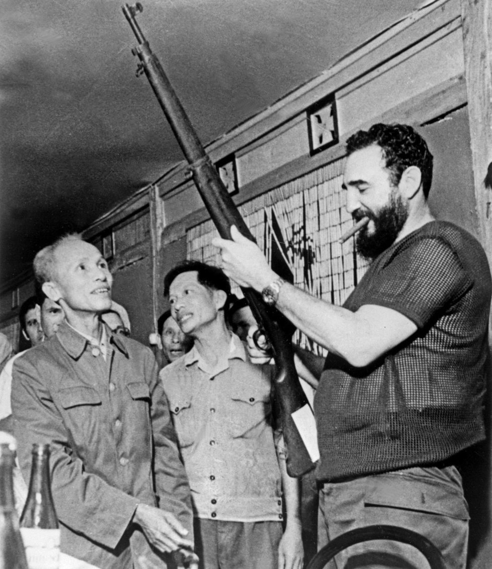 Fidel Castro v roce 1973 během návštěvy severního Vietnamu během války ve Vietnamu