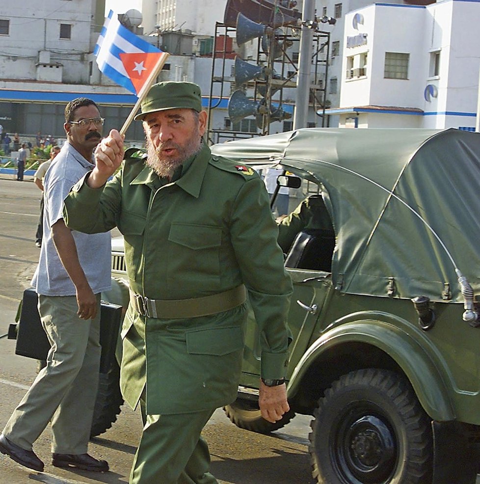 Fidel Castro s kubánskou vlajkou v roce 2000