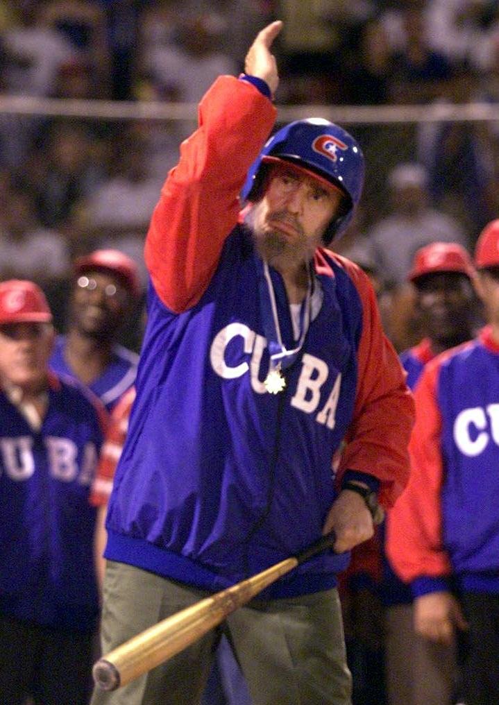 Fidel Castro na baseballu při přátelském utkání Kuby a Venezuely v roce 2000