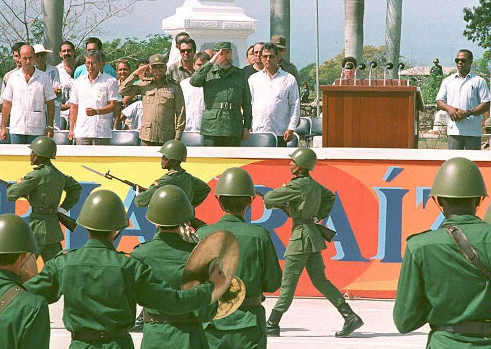 Fidel Castro během vojenské přehlídky v roce 1995