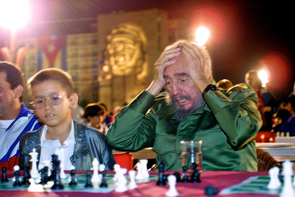 Fidel Castro během šachové exhibice v prosinci 2002 v Havaně