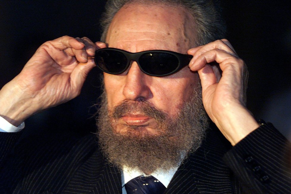 Fidel Castro zkouší sluneční brýle. Rok 1999