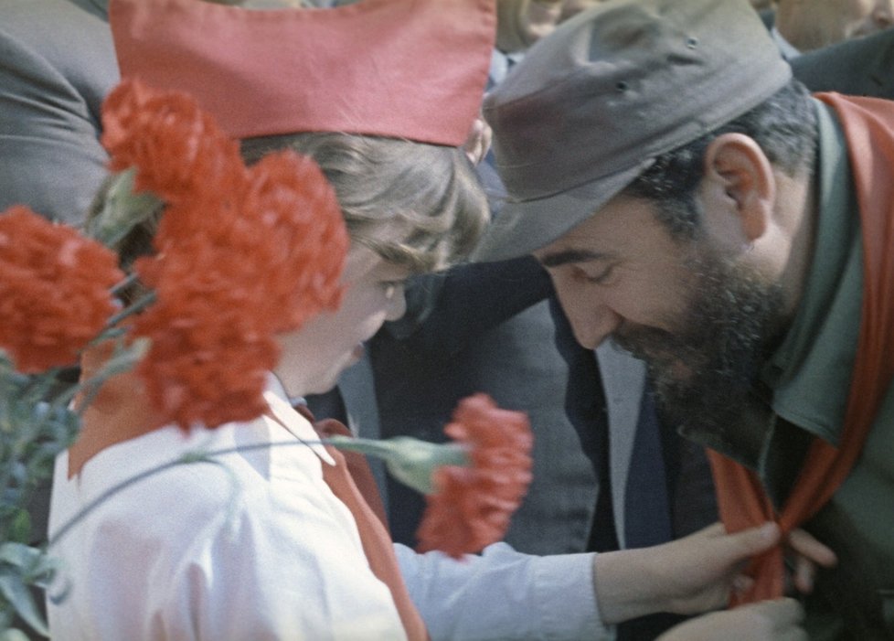 Fidel Castro hostem v Sovětském svazu. Dostal i pionýrský šátek