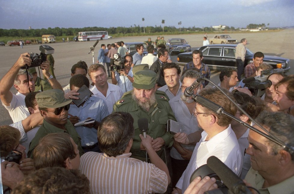 Fidel Castro v obležení novinářů v roce 1988