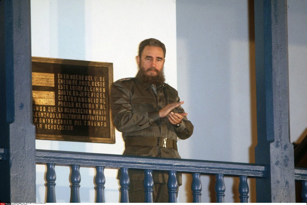 Fidel Castro na balkoně v Santiago de Cuba v roce 1983