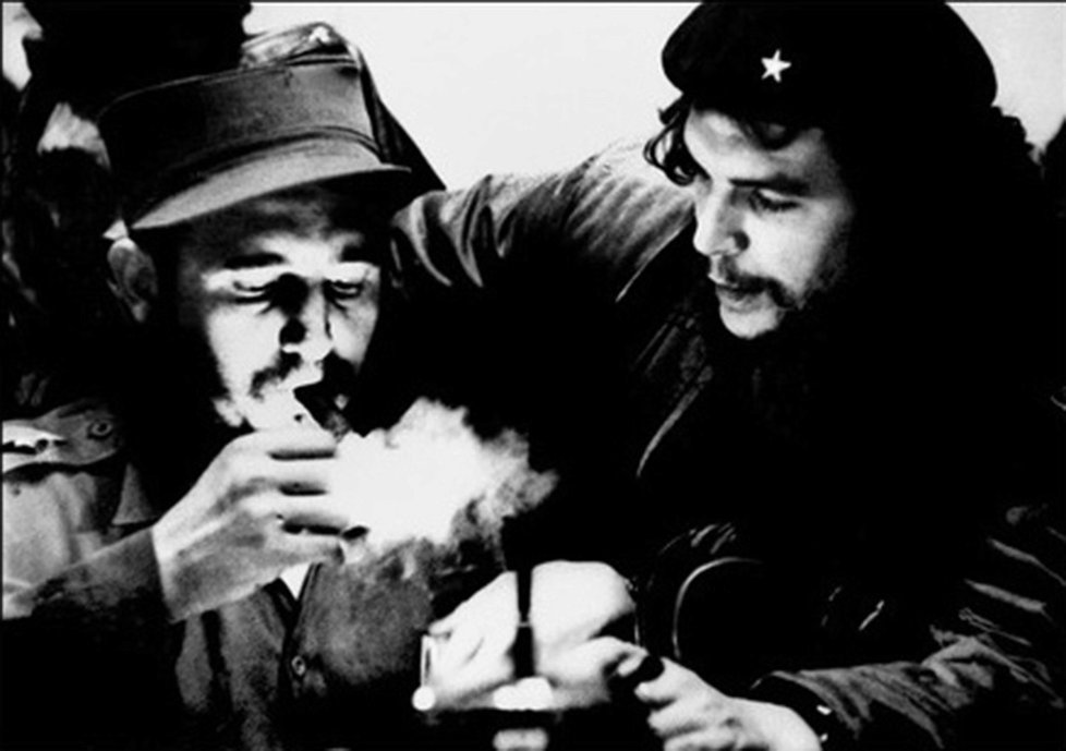 Fidel Castro, doutník a revolucionář Ernesto Che Guevara