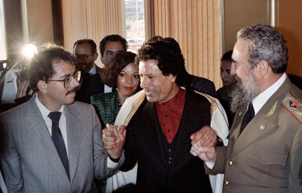 Fidel Castro (Kuba), Muammar Kaddáfí (Libye) a Daniel Ortega (Nicaragua) v roce 1986 na summitu v zimbabwském Harare