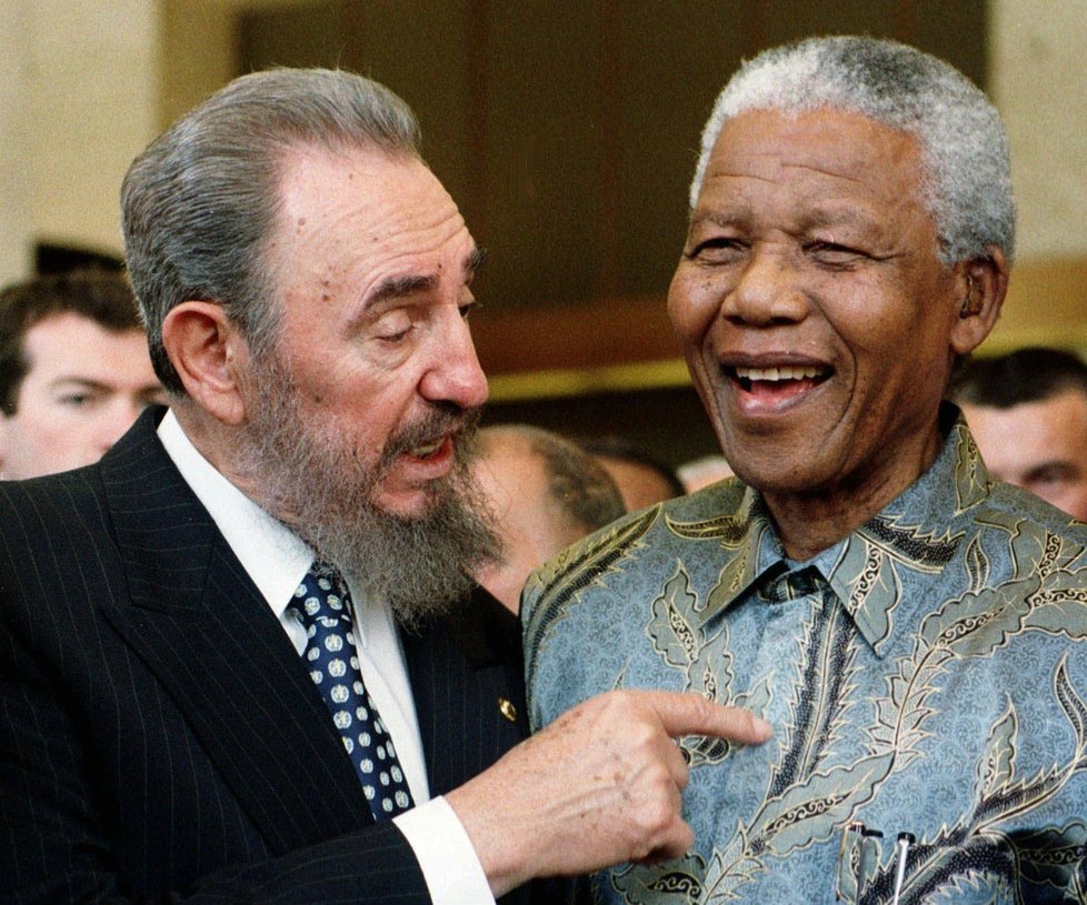 Fidel Castro s Nelsonem Mandelou v roce 1998