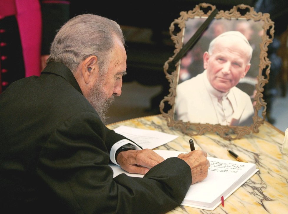 Fidel Castro píše do kondolenční knihy po smrti papeže Jana Pavla II.