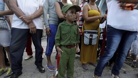 Desítky tisíc Kubánců se během posledních tří dnů přišly rozloučit se svým revolučním vůdcem Fidelem Castrem, který zemřel minulý týden. Urna s popelem cestovala z Havany napříč zemí a v sobotu skončí v Santiagu de Cuba.