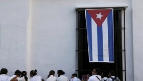 Desítky tisíc Kubánců se během posledních tří dnů přišly rozloučit se svým revolučním vůdcem Fidelem Castrem, který zemřel minulý týden. Urna s popelem cestovala z Havany napříč zemí a v sobotu skončí v Santiagu de Cuba.