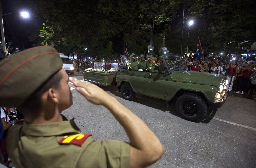 Desítky tisíc Kubánců se během posledních tří dnů přišly rozloučit se svým revolučním vůdcem Fidelem Castrem, který zemřel minulý týden. Urna s popelem cestovala z Havany napříč zemí a v sobotu skončí v Santiagu de Cuba.