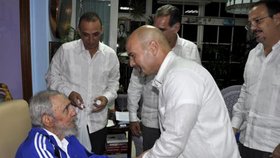 Fidel Castro si domů pozval pět špionů propuštěných z amerického vězení a náramně se s nimi bavil.