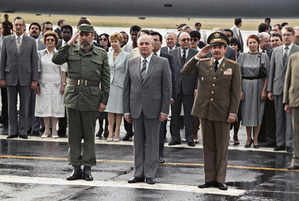 Fidel Castro a jeho bratr Raúl s Michailem Gorbačovem v roce 1989