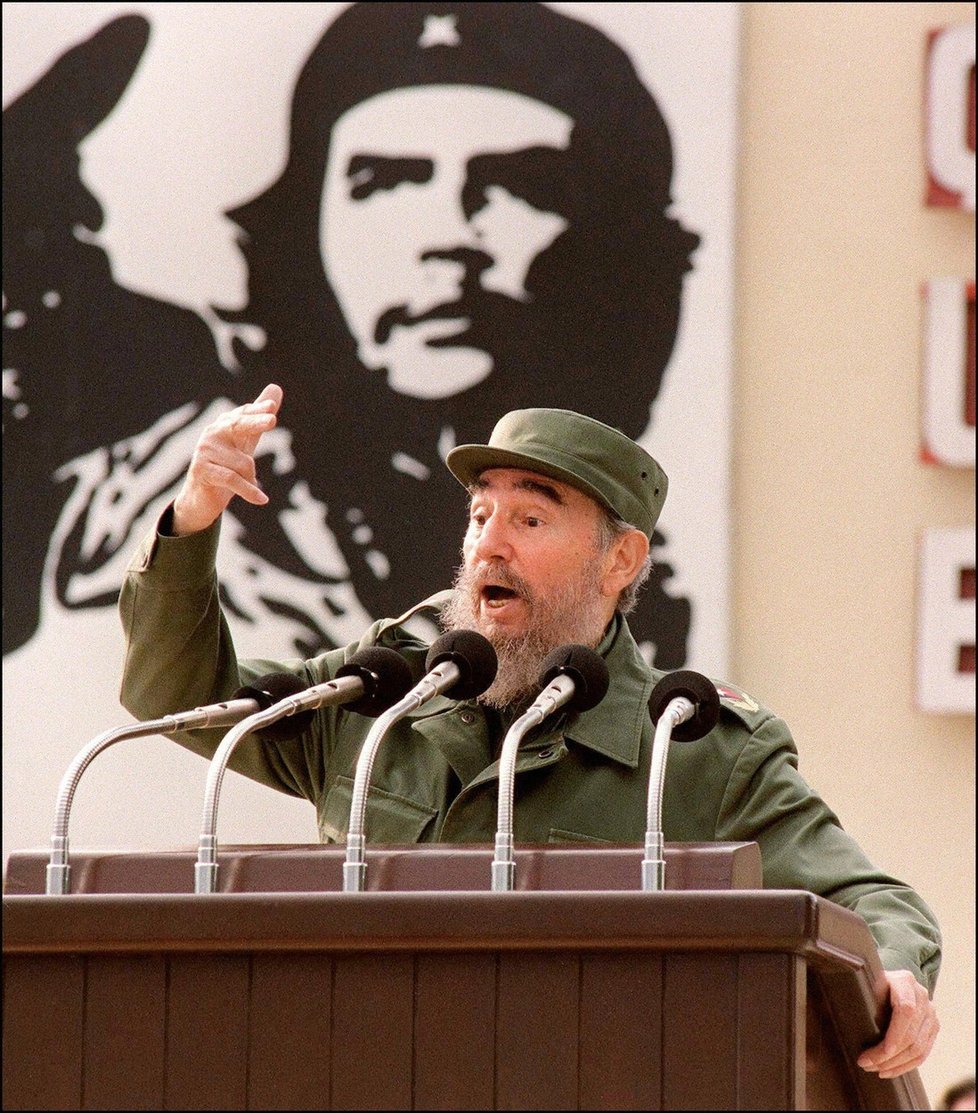 Fidel Castro s portrétem Ernesta Che Guevary při proslovu v roce 1997