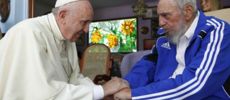 Fidel Castro při setkání s papežem. I tehdy si oblékl svou teplákovou soupravu, která je pro něj po odchodu do důchodu typická.