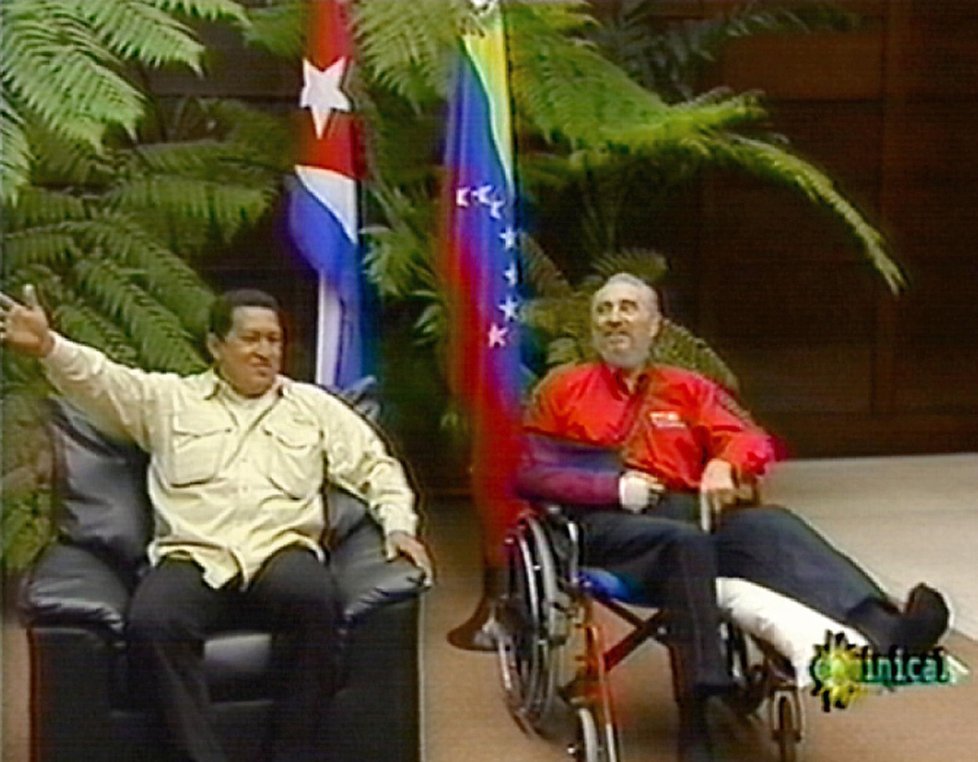 Fidel Castro s venezuelským prezidentem Hugem Chávezem. A zlomenou pravou rukou a levým kolenem po pádu v Santa Claře