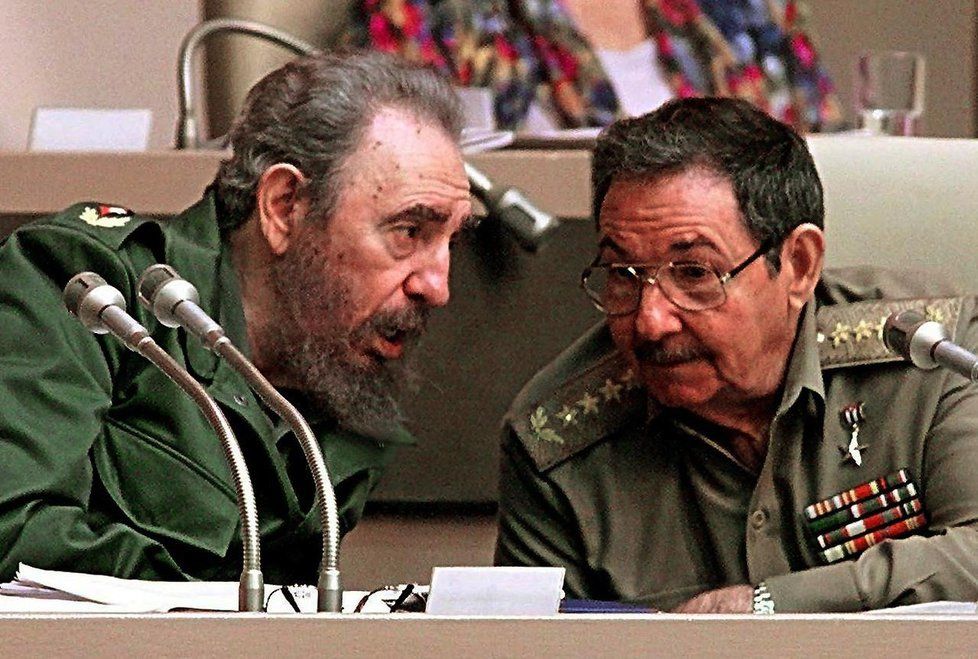 Fidel Castro s bratrem Raúlem v roce 1999