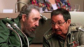 Fidel Castro s bratrem Raúlem v roce 1999