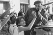 Fidel Castro je obklopený studentkami Ciudad Libertad v Havaně (červenec 1964).