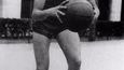 Castro hraje v roce 1943 jako sedmnáctiletý basketbal na jezuitské škole El Colegio de Belén v Havaně. 