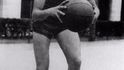 Castro hraje v roce 1943 jako sedmnáctiletý basketbal na jezuitské škole El Colegio de Belén v Havaně. 