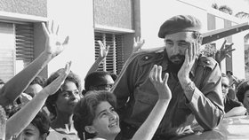 Fidel Castro je obklopený studentkami Ciudad Libertad v Havaně (červenec 1964).