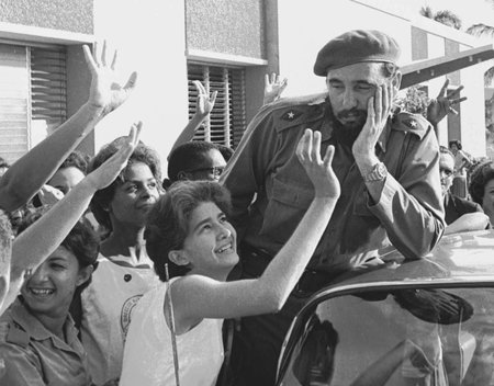 Fidel Castro je obklopený studentkami Ciudad Libertad v Havaně (červenec 1964).