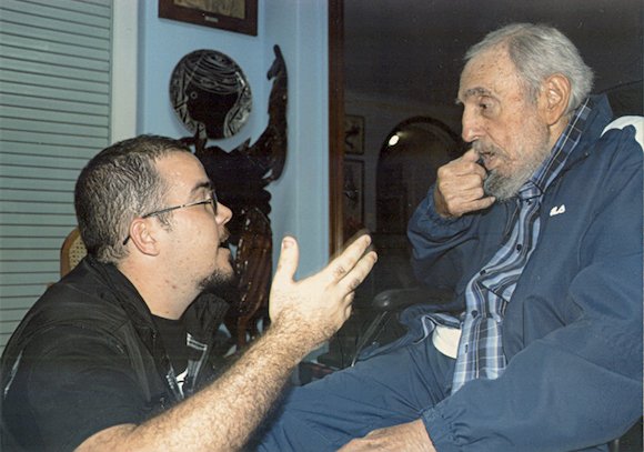 Na snímcích někdejší prezident Kuby vášnivě debatuje s předsedou hlavní studentské asociace na Univerzitě v Havaně Randym Perdomo Garcíou.