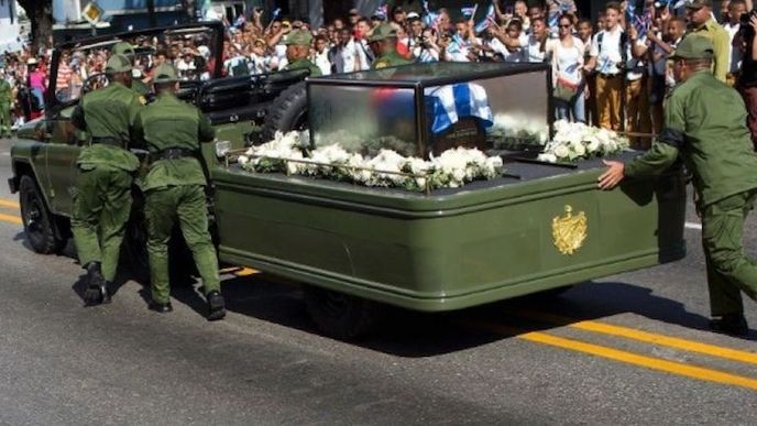 Ruský jeep, který vezl ostatky Fidela Castra, měl poruchu. Vojáci jej museli tlačit
