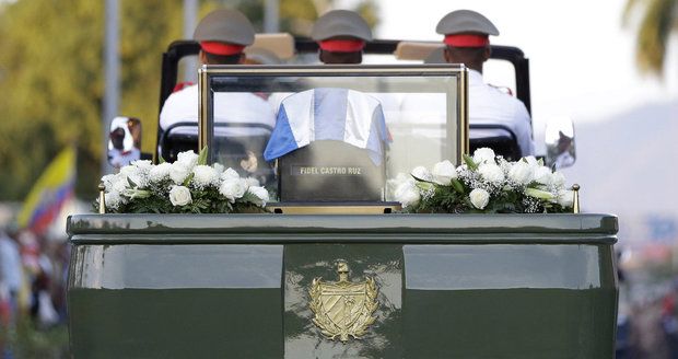 Bez projevů a slz veřejnosti: Rodina pohřbila Fidela Castra