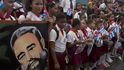Podél silnice zpívaly tisíce lidí národní hymnu a volaly "Yo soy Fidel!" (Jsem Fidel!). Kubánci provázeli průvod po celé trase, i u hřbitova Svaté Ifigenie byl dav lidí tak velký, že zablokoval přístupovou cestu.