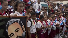 Podél silnice zpívaly tisíce lidí národní hymnu a volaly „Yo soy Fidel!“ (Jsem Fidel!). Kubánci provázeli průvod po celé trase, i u hřbitova Svaté Ifigenie byl dav lidí tak velký, že zablokoval přístupovou cestu.