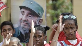 Podél silnice zpívaly tisíce lidí národní hymnu a volaly "Yo soy Fidel!" (Jsem Fidel!). Kubánci provázeli průvod po celé trase, i u hřbitova Svaté Ifigenie byl dav lidí tak velký, že zablokoval přístupovou cestu.