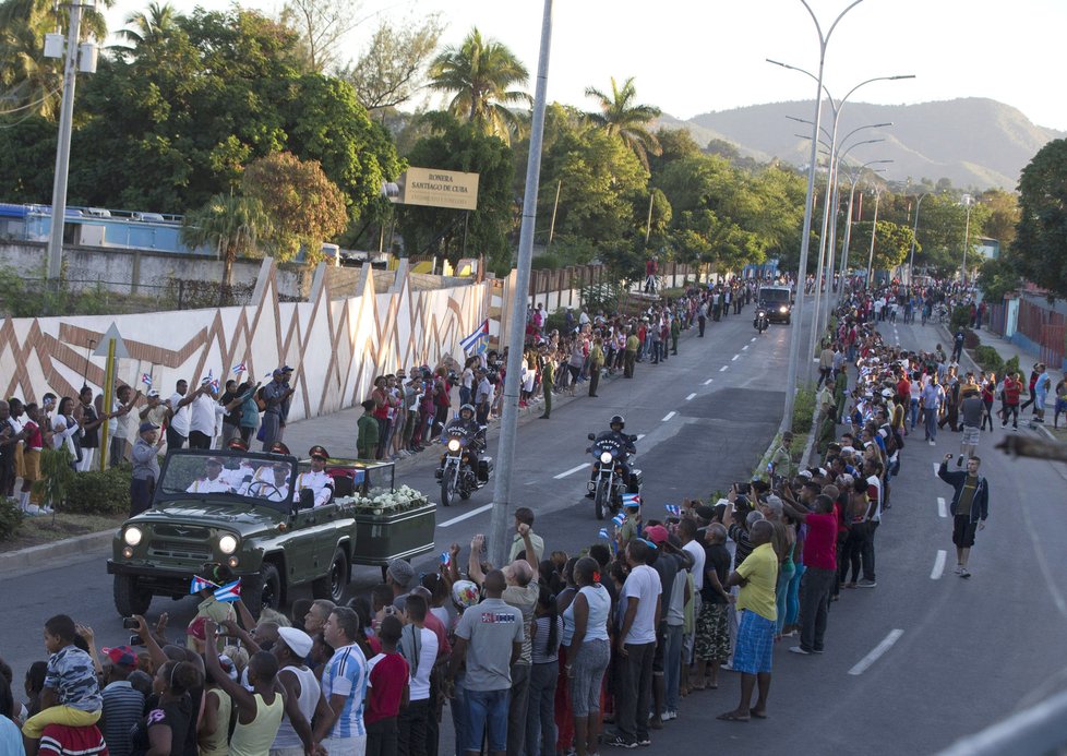Podél silnice zpívaly tisíce lidí národní hymnu a volaly „Yo soy Fidel!“ (Jsem Fidel!). Kubánci provázeli průvod po celé trase, i u hřbitova svaté Ifigenie byl dav lidí tak velký, že zablokoval přístupovou cestu.