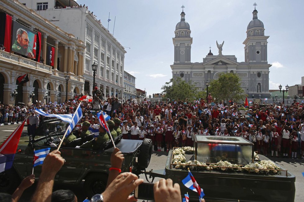 Podél silnice zpívaly tisíce lidí národní hymnu a volaly &#34;Yo soy Fidel!&#34; (Jsem Fidel!). Kubánci provázeli průvod po celé trase, i u hřbitova Svaté Ifigenie byl dav lidí tak velký, že zablokoval přístupovou cestu.