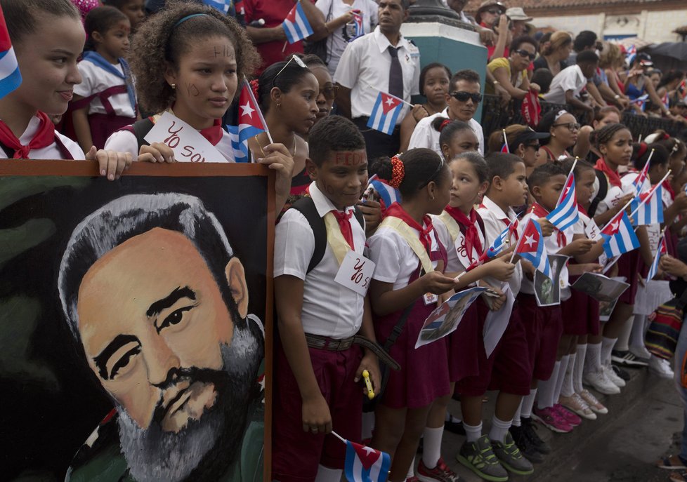 Podél silnice zpívaly tisíce lidí národní hymnu a volaly „Yo soy Fidel!“ (Jsem Fidel!). Kubánci provázeli průvod po celé trase, i u hřbitova svaté Ifigenie byl dav lidí tak velký, že zablokoval přístupovou cestu.