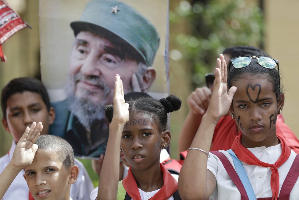 Podél silnice zpívaly tisíce lidí národní hymnu a volaly &#34;Yo soy Fidel!&#34; (Jsem Fidel!). Kubánci provázeli průvod po celé trase, i u hřbitova Svaté Ifigenie byl dav lidí tak velký, že zablokoval přístupovou cestu.