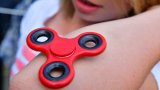 Fidget spinner: Děti ho milují, rodiče kroutí očima. Co to vlastně je?