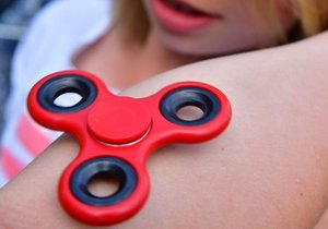 Triky, které jsou provádět s populární hračkou fidget spinner