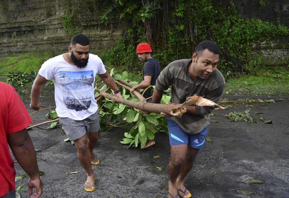 V noci na neděli 21. února 2016 se přes Fidži přehnala největší tropická bouře v historii země. Zemřelo 5 lidí.
